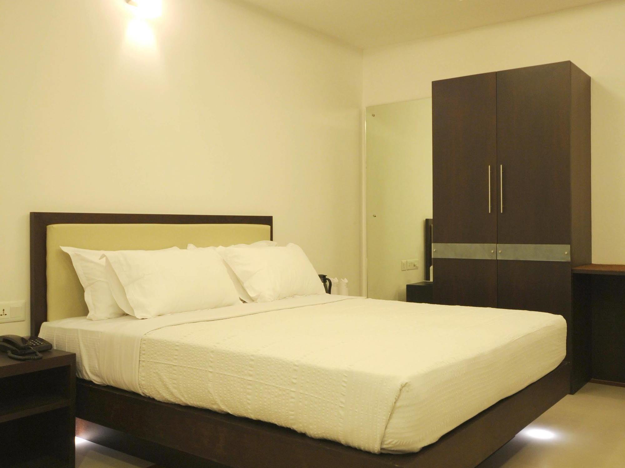 Treebo Trend Time Square Marine Drive Hotel Kochi Ngoại thất bức ảnh